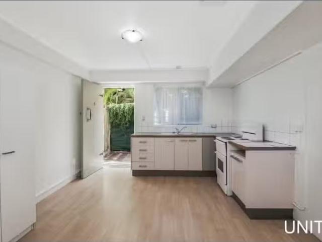 For Rent! 4/56 Longfellow Street, Norman Park Apartment for re.