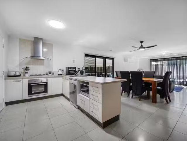Deal! 48 Clearwater Rise Parade, Truganina, VIC 3029