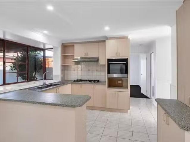 Rental! 48 Coolabah Crescent, Hoppers Crossing, VIC 3029