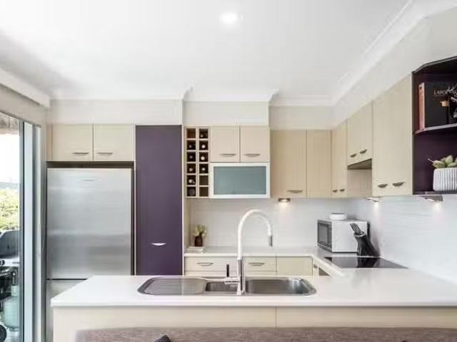 Cozy 4/8 Wakefield Street, Coorparoo, QLD 4151