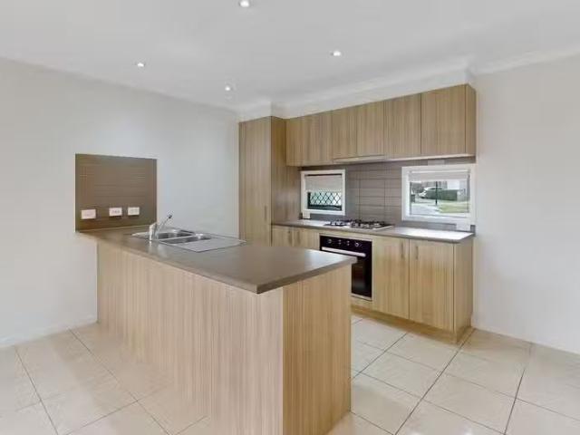 Cozy 48 Warrumbungle Parade, Fitzgibbon, QLD 4018 House for.
