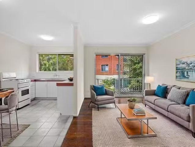 For Rent! 4/10 Greenmeadow Road, Mansfield, QLD 4122