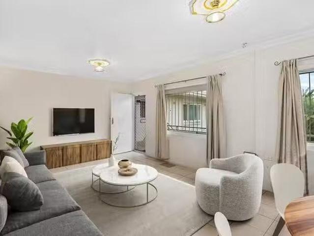 For Rent! 4/18 Glena Street, Fairfield, QLD 4103