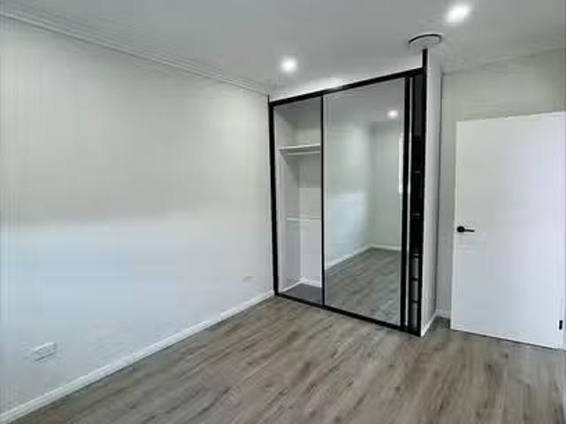 Just in! 4/33 Parer Avenue, Middleton Grange, NSW 2171