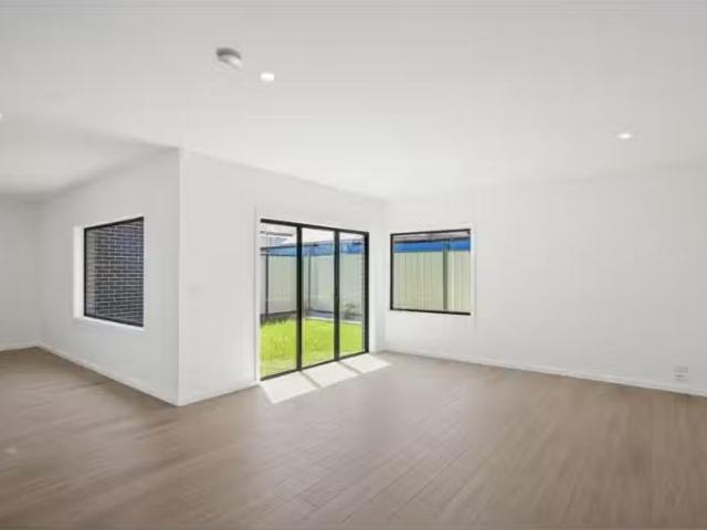 Just in! 4/3 Short Street, Berkeley Townhouse for rent Listed.