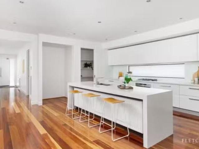 Unique 4 Crestwood Avenue, Macleod VIC 3085 House Auction