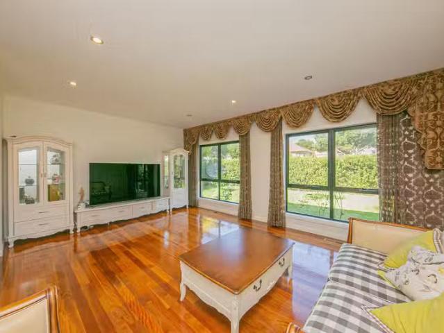 Unique 4 Acacia Street, Box Hill VIC 3128
