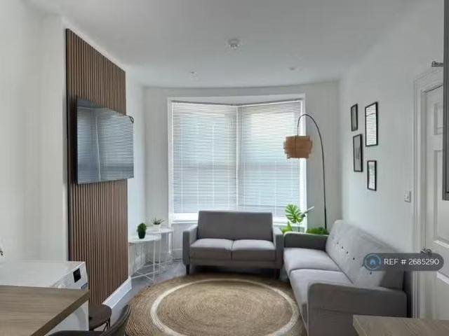New 4 BA 7 bedroom semi detached house for rent in Snowdon Roa.