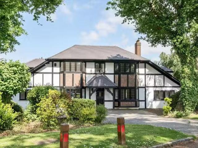 For Rent! 4 BA 5 bedroom detached house for rent in Elm Walk.