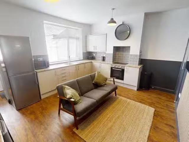 Unique 4 BA 5 bedroom end of terrace house for rent in Lodge C.