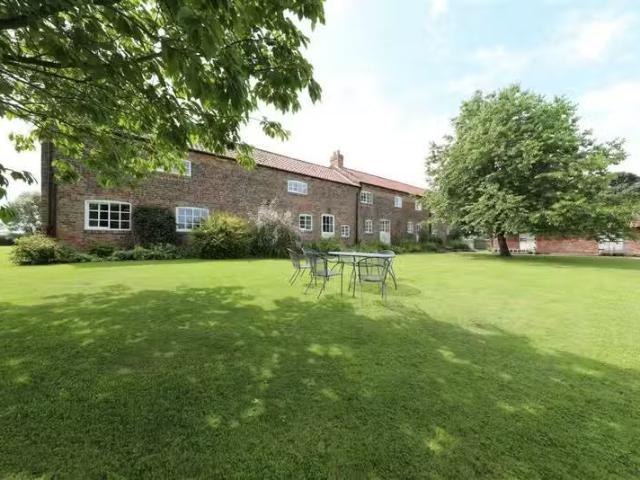 Charming 4 BA 6 bedroom detached house for rent in Greens Lane.