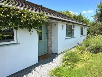 Charming 4 bedroom detached bungalow for rent in Maes Ial, Lla.