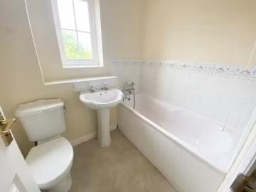 Nice 4 bedroom detached house for rent in Chapmans Drive, Grea.