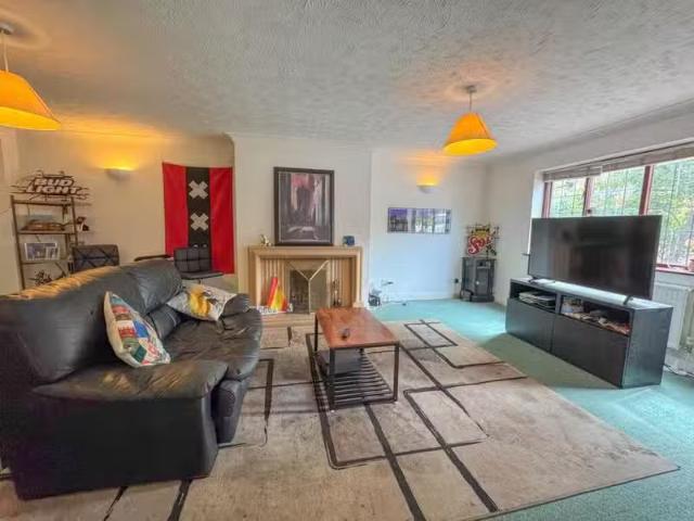 Unique 4 bedroom detached house for rent in Queensberry Road.