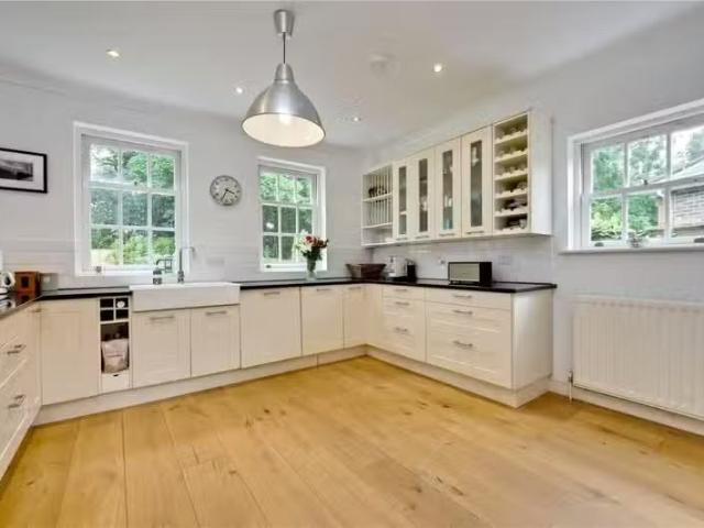 New 4 bedroom detached house for rent in Summerswood Close, Ke.