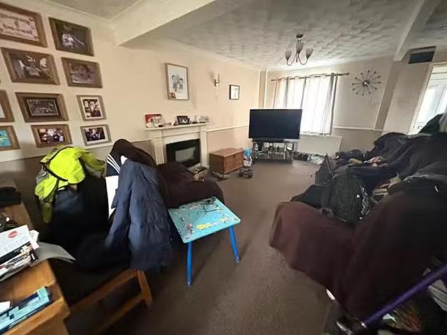New 4 bedroom end of terrace house for rent in Elizabeth Cresc.