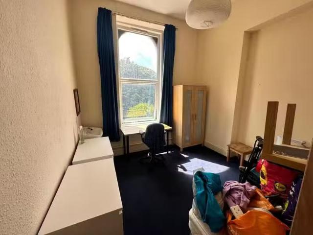Nice 4 bedroom flat for rent in Tyndall's Park Road, Bristol.