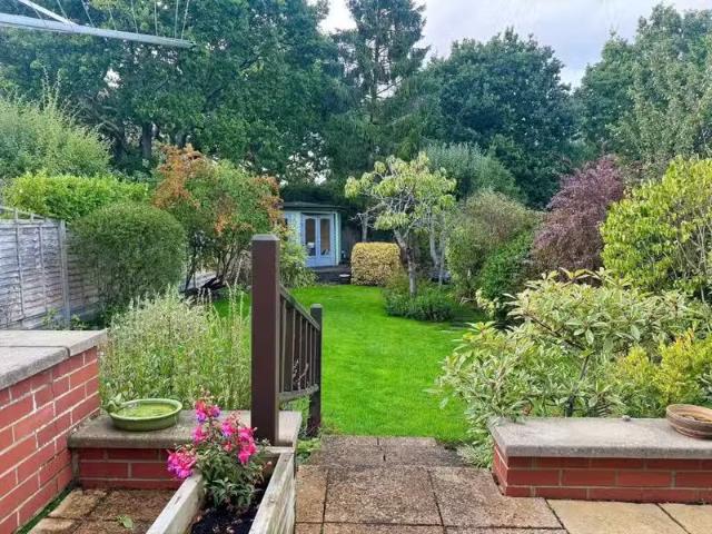 Deal! 4 bedroom house for rent in Sherwood Avenue, Poole, BH14