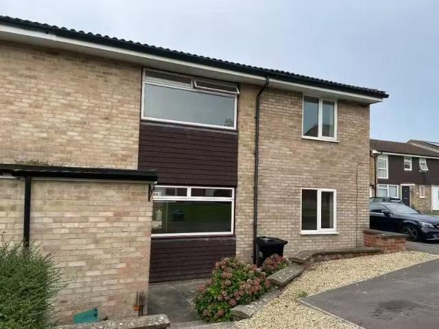 Unique 4 bedroom semi detached house for rent in Farley Close.
