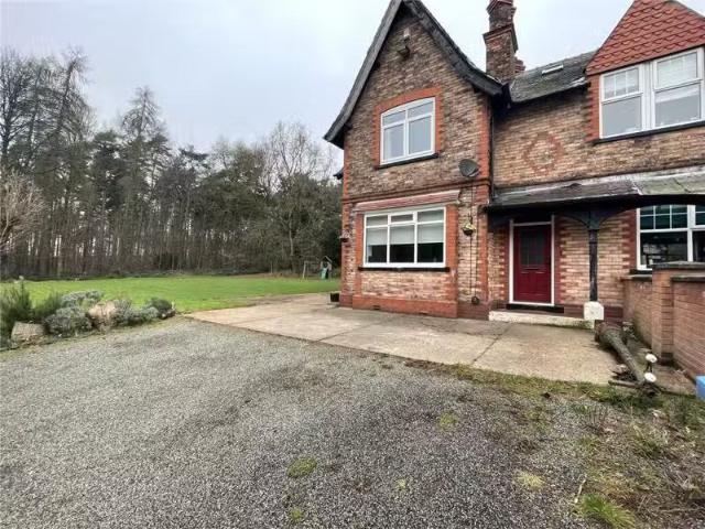 Deal! 4 bedroom semi detached house for rent in Forest Road, E.