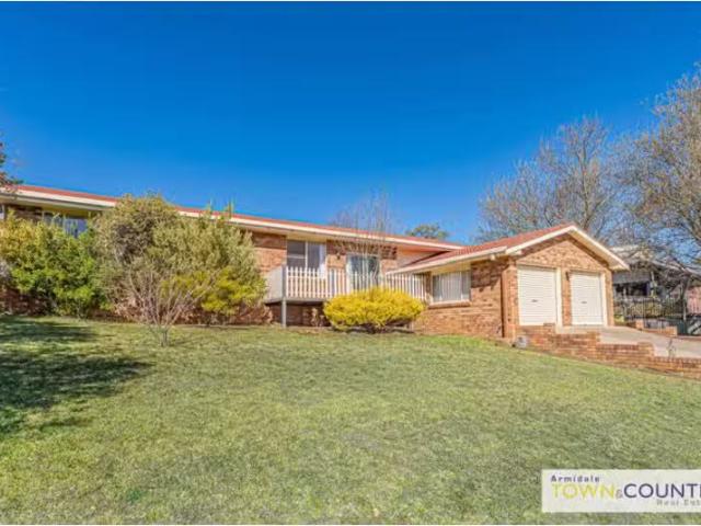 Cozy 4 BR 3 Nathaniel Pidgeon Drive, ARMIDALE House for rent.
