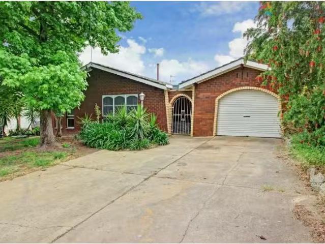 Cheap 4 BR 3 Ries Crescent, WAGGA WAGGA House for rent Listed.