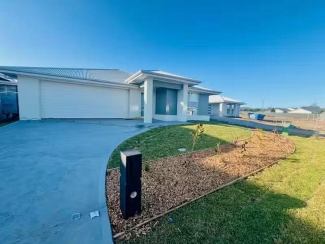 Deal! 4 BR 3 Surf Close, OLD BAR House for rent Listed by Ren.