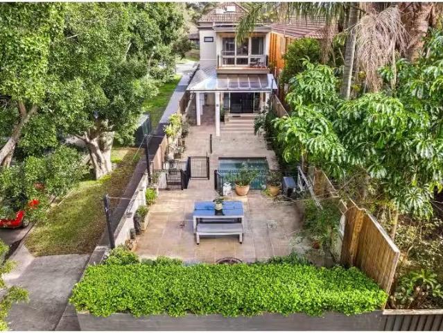 Deal! 4 BR 109 Wellington Street, BONDI BEACH House for rent.