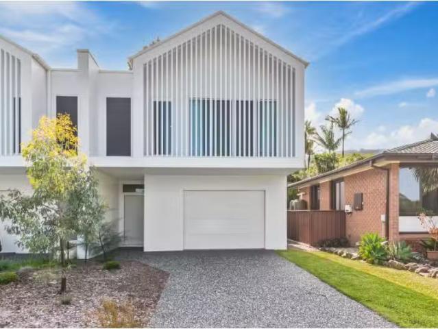 Deal! 4 BR 10 Buckland Street, Fernhill Townhouse for rent Li.