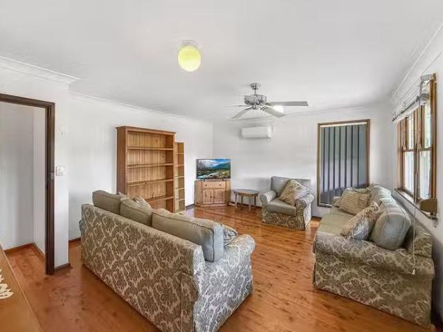 For Rent! 4 BR 12 Farmborough Road, Unanderra, NSW 2526