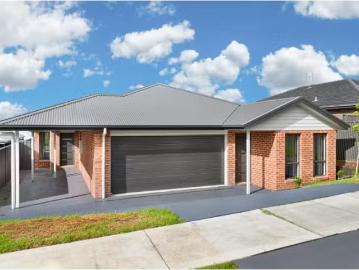 For Rent! 4 BR 1/36 Lakeview Crescent, Raymond Terrace Townhou.