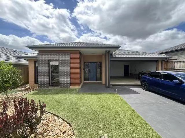 For Rent! 4 BR 14 Mainstone Street, Drouin, VIC 3818