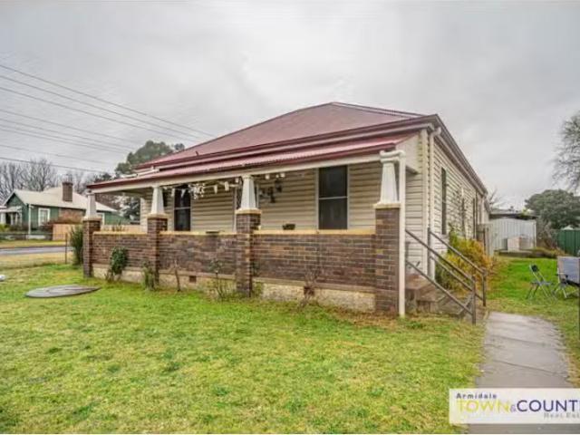 Just in! 4 BR 15 Crescent Street, ARMIDALE House for rent Lis.