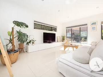 Charming 4 BR 16/16 Ray Ellis Crescent, Forde Townhouse for re.