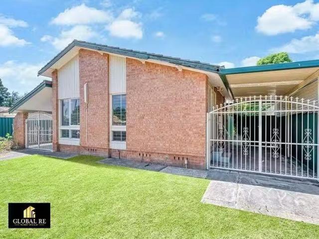 Rental! 4 BR 16 Caulfield Crescent, St Johns Park, NSW 2176