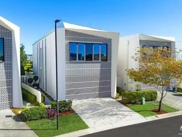 Unique 4 BR 17 Concourse Drive, Mermaid Waters, QLD 4218