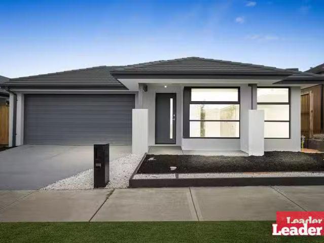For Rent! 4 BR 17 Wattlebird Street, Beveridge, VIC 3753