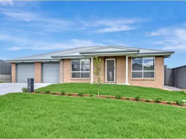 Rental! 4 BR 19 Ryans Road, Gillieston Heights Townhouse for r.