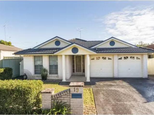 Just in! 4 BR 19 Winna Place, Glenmore Park House for rent Li.