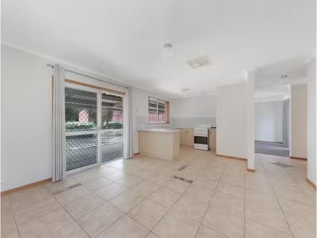 Deal! 4 BR 19 Tallowwood Street, THURGOONA House for rent Lis.