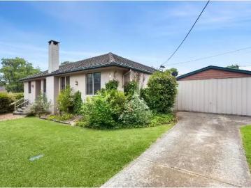 Cozy 4 BR 1 Carmichael Street, Deakin House for rent Listed b.