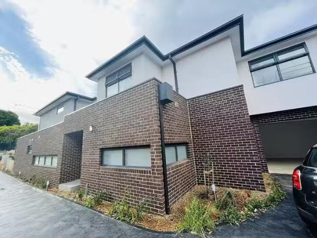 For Rent! 4 BR 2/118 Dorking Road, Box Hill North, VIC 3129