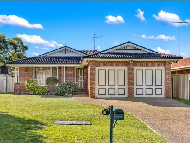 For Rent! 4 BR 21 The Lakes Drive, GLENMORE PARK House for ren.
