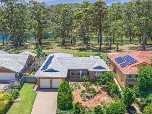 Cheap 4 BR 22 Dahlsford Drive, Port Macquarie House for rent.