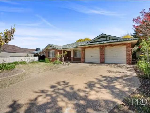 For Rent! 4 BR 24 Kimberley Drive, Tatton House for rent List.