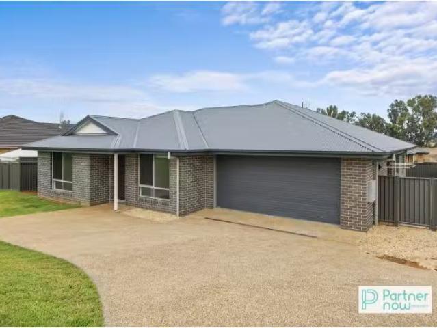 Nice 4 BR 25A Regal Park Drive, TAMWORTH House for rent Liste.