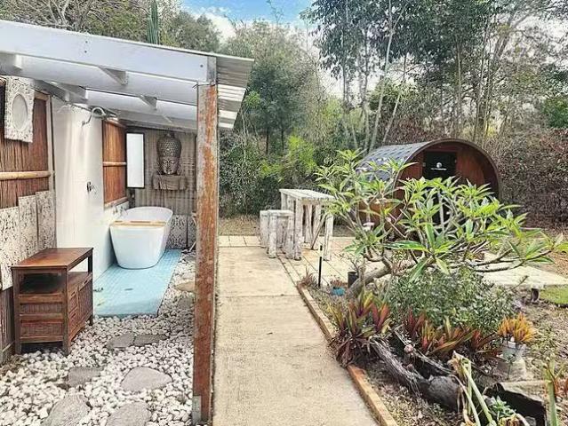 Nice 4 BR 26 Kingfisher Crescent, Moore Park Beach, QLD 4670