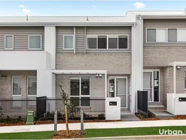 Deal! 4 BR 28 Bowerbird Loop, Oran Park Townhouse for rent Li.