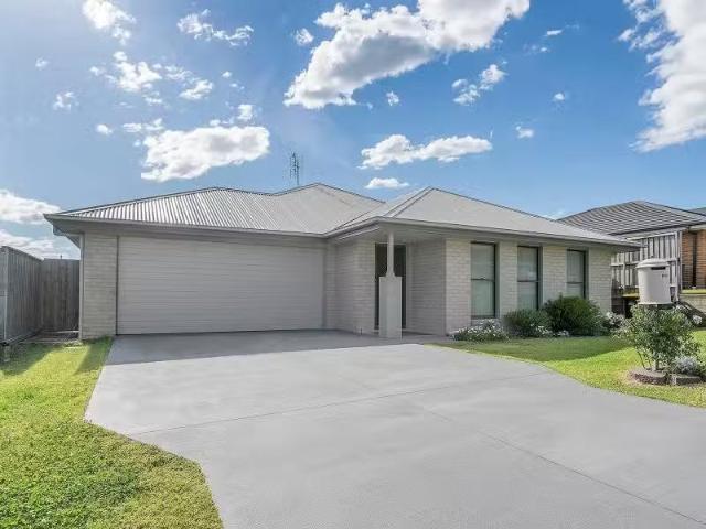Charming 4 BR 28 Scenic Drive, Gillieston Heights House for re.