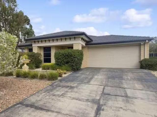 Charming 4 BR 2 Mcconnell Drive, Junortoun, VIC 3551